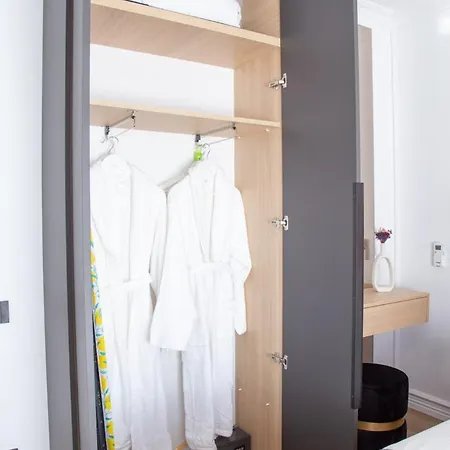 Crystal Luxury מלון דירות קריובה