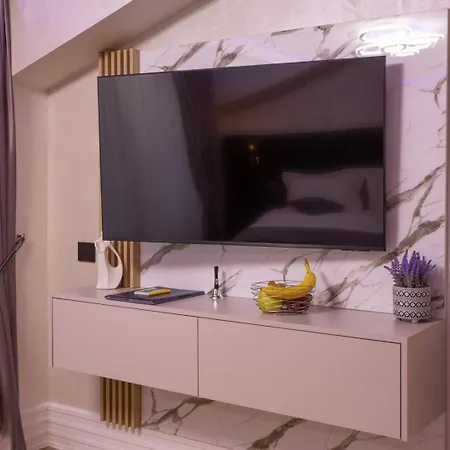 Crystal Luxury מלון דירות 3*