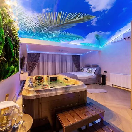 Crystal Luxury מלון דירות