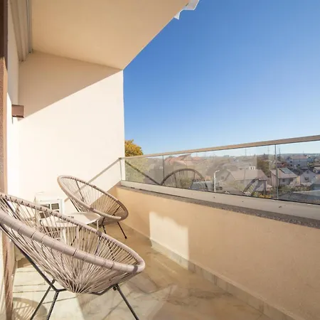 Crystal Luxury מלון דירות 3*