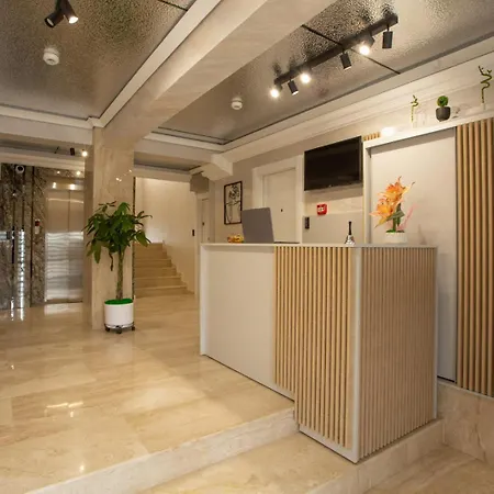 Crystal Luxury מלון דירות קריובה