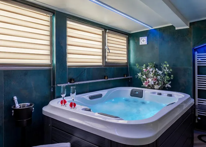 Crystal Luxury Aparthotel 3*